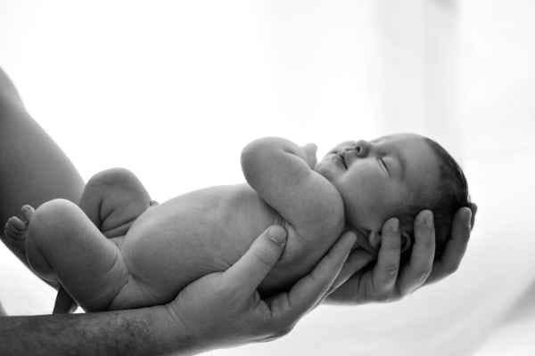 Bebé recién nacido en las manos de su madre