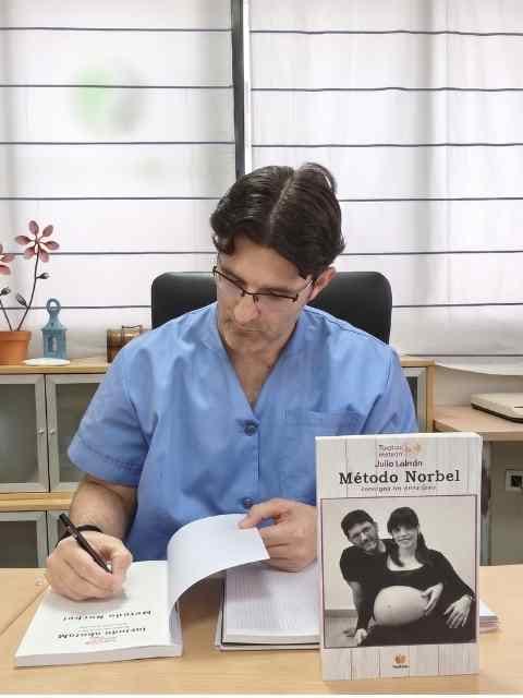 Julio Lebrón firmando ejemplares de su libro sobre el Método Norbel