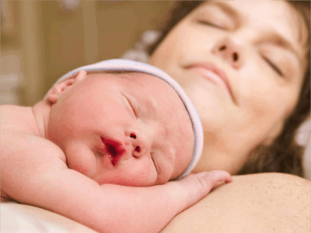 Recién nacido durmiendo sobre su madre