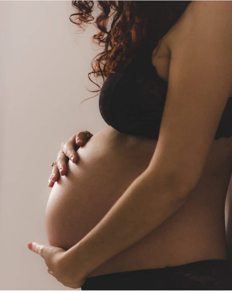 Mujer embarazada acariciando su barriga